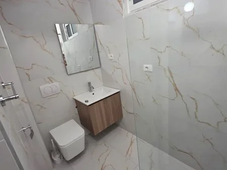 Tirane, jepet me qera apartament 2+1+Ballkon Kati 6, 64 m² 600 € (rruga 5 Maji)