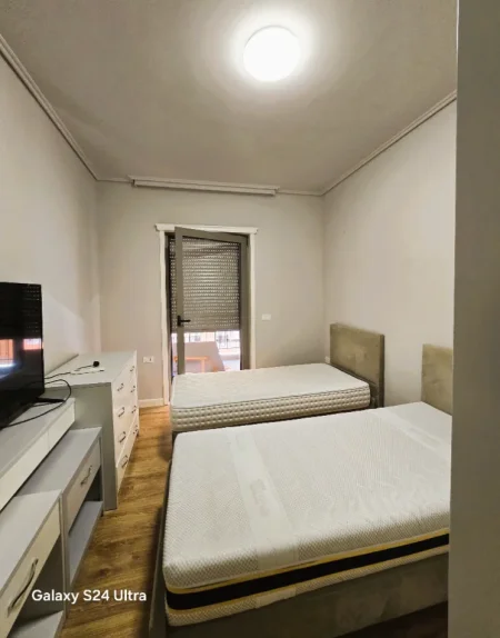 Tirane, jepet me qera apartament 2+1+Aneks+Ballkon Kati 3, 125 m² 1.100 € (Rruga Kavajes)