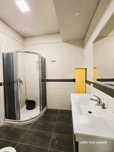 Tirane, jepet me qera apartament 2+1+Aneks+Ballkon Kati 3, 125 m² 1.100 € (Rruga Kavajes)
