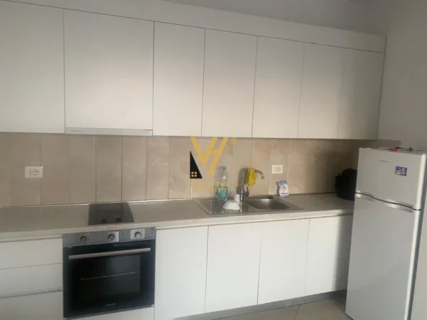 Tirane, jepet me qera apartament 1+1+Ballkon Kati 4, 63 m² 520 € (QSUT)