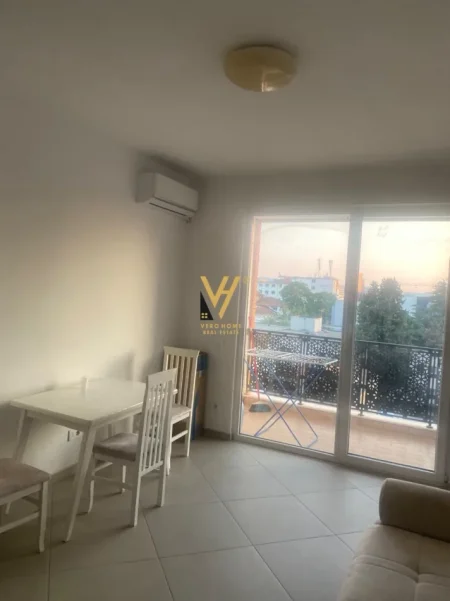Tirane, jepet me qera apartament 1+1+Ballkon Kati 4, 63 m² 520 € (QSUT)
