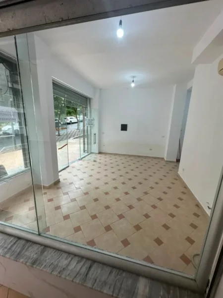 Tirane, jepet me qera ambjent biznesi Kati 0, 40 m² 250 € (Fresk (Rruga e Teleferikut))