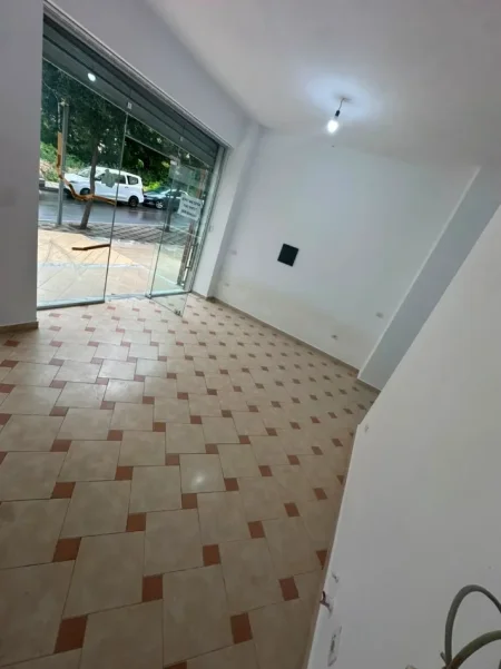 Tirane, jepet me qera ambjent biznesi Kati 0, 40 m² 250 € (Fresk (Rruga e Teleferikut))