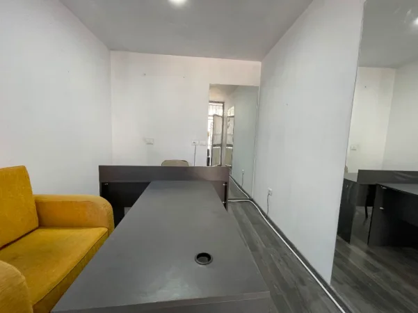 Tirane, jepet me qera ambjent biznesi Kati 0, 15 m² 150 € (Komuna e Parisit)