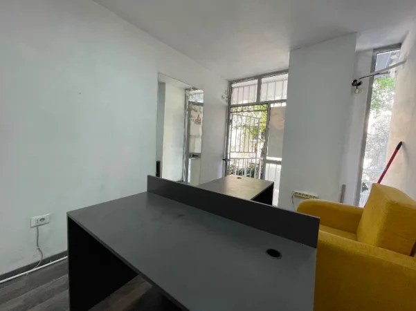 Tirane, jepet me qera ambjent biznesi Kati 0, 15 m² 150 € (Komuna e Parisit)