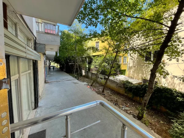 Tirane, jepet me qera ambjent biznesi Kati 0, 15 m² 150 € (Komuna e Parisit)