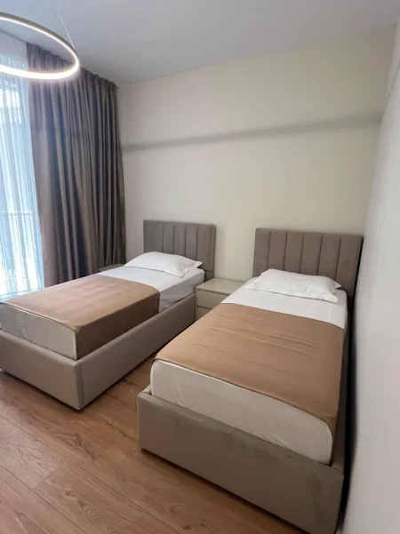 Tirane, jepet me qera apartament 2+1+Ballkon Kati 4, 120 m² 1.150 € (Golden Tower Mine Peza)