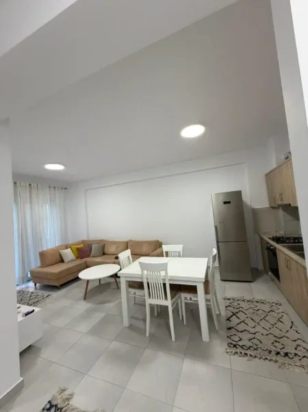 Tirane, jepet me qera Apartament 2+1+ 2 Ballkone, Kati 5, 80 m²,Çmimi 60.000 Lekë të Reja, Tek Golden Park, Yzberisht, Tiranë.