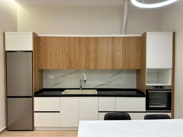 Tirane, jepet me qera apartament 2+1 Kati 1, 80 m² 600 € (Perballe servisit te Smart)