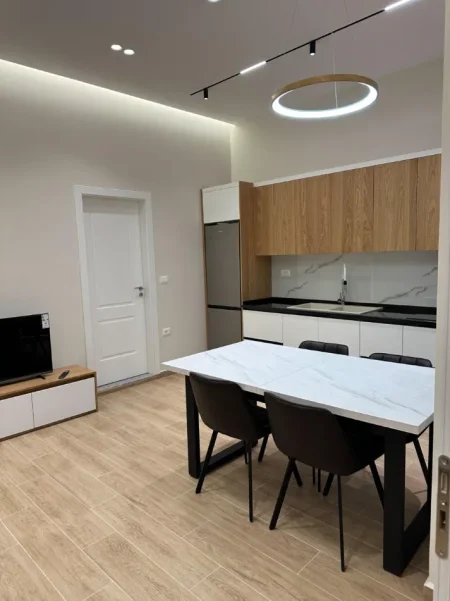 Tirane, jepet me qera apartament 2+1 Kati 1, 80 m² 600 € (Perballe servisit te Smart)