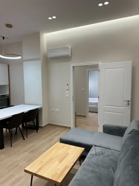 Tirane, jepet me qera apartament 2+1 Kati 1, 80 m² 600 € (Perballe servisit te Smart)