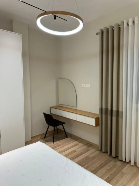 Tirane, jepet me qera apartament 2+1 Kati 1, 80 m² 600 € (Perballe servisit te Smart)