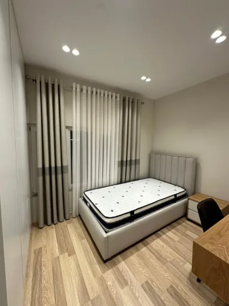 Tirane, jepet me qera apartament 2+1 Kati 1, 80 m² 600 € (Perballe servisit te Smart)