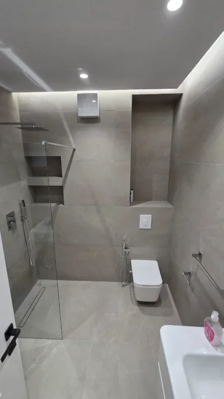 Tirane, jepet me qera apartament 1+1+Ballkon Kati 8, 80 m² 800 € (qender)
