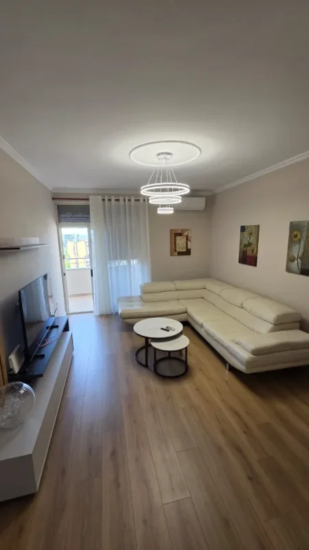 Tirane, jepet me qera apartament 1+1+Ballkon Kati 8, 80 m² 800 € (qender)