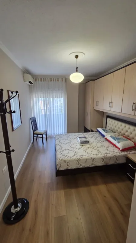 Tirane, jepet me qera apartament 1+1+Ballkon Kati 8, 80 m² 800 € (qender)