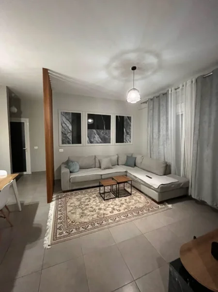 Tirane, jepet me qera apartament 1+1 Kati 6, 70 m² 400 € (Kthesa e kamzes,Pallatet e verdha)