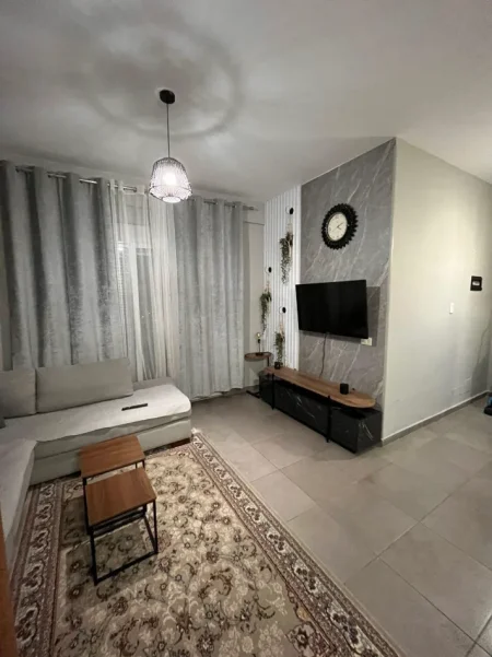 Tirane, jepet me qera apartament 1+1 Kati 6, 70 m² 400 € (Kthesa e kamzes,Pallatet e verdha)