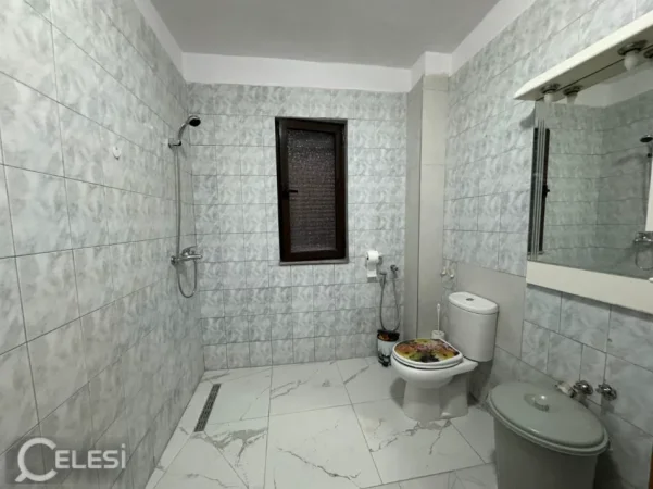 Tirane, jepet me qera apartament 2+1+Ballkon Kati 4, 80 m² 520 € (LAPRAKE)
