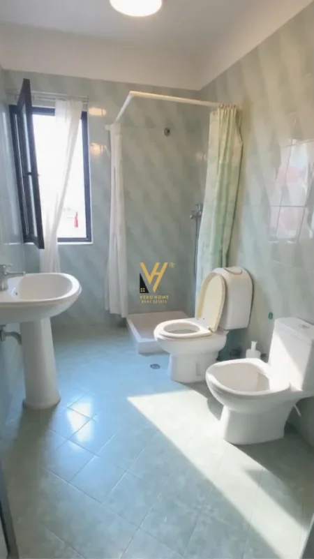 Tirane, jepet me qera apartament 1+1+Ballkon Kati 5, 62 m² 420 € (KINOSTUDIO)