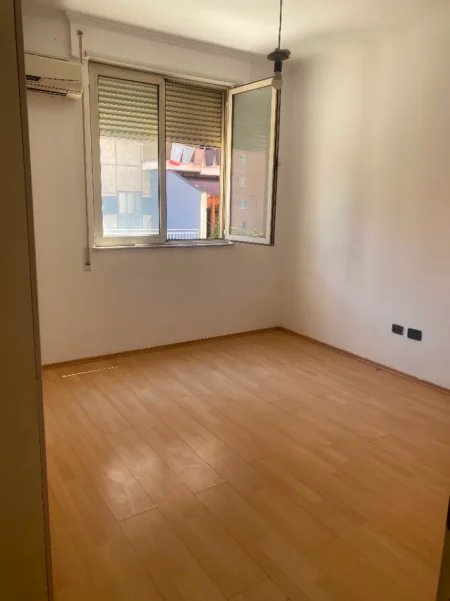 Tirane, jepet me qera apartament 2+1 Kati 3, 90 m² 600 € (Tek Pazari i Ri, Tiranë.)