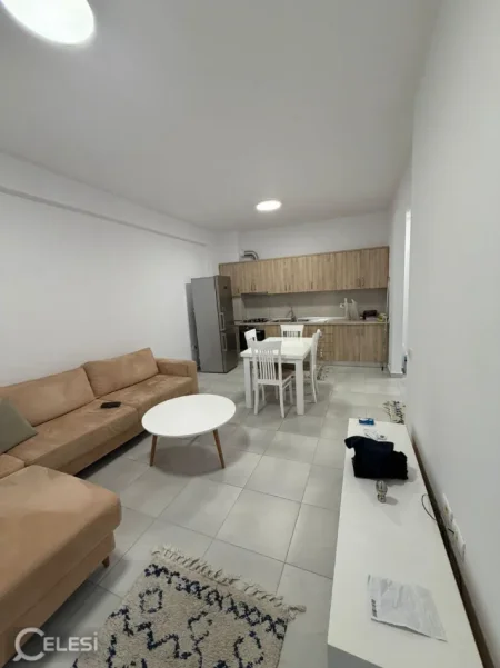 Tirane, jepet me qera apartament 2+1+Ballkon Kati 5, 80 m² 600 € (GOLDEN PARK)