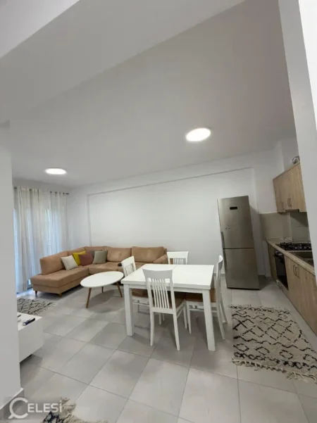 Tirane, jepet me qera apartament 2+1+Ballkon Kati 5, 80 m² 600 € (GOLDEN PARK)