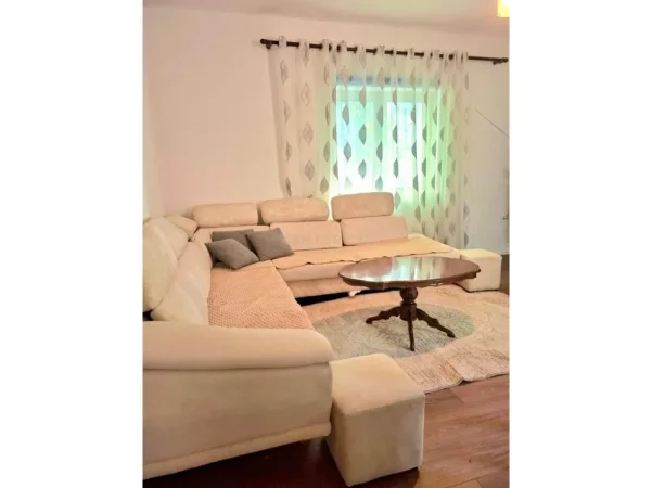 Tirane, jepet me qera apartament 2+1+Ballkon Kati 2, 108 m² 900 € (komuna e parisit)