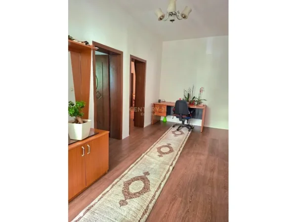 Tirane, jepet me qera apartament 2+1+Ballkon Kati 2, 108 m² 900 € (komuna e parisit)