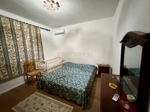 Tirane, jepet me qera apartament 2+1+Ballkon Kati 2, 108 m² 900 € (komuna e parisit)