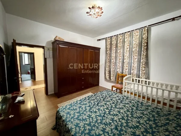 Tirane, jepet me qera apartament 2+1+Ballkon Kati 2, 108 m² 900 € (komuna e parisit)