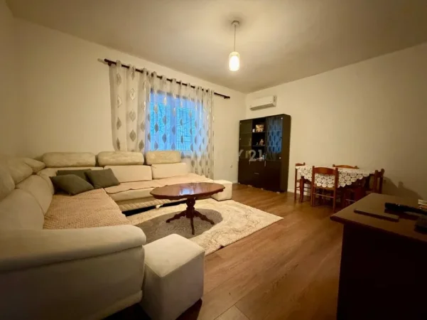 Tirane, jepet me qera apartament 2+1+Ballkon Kati 2, 108 m² 900 € (komuna e parisit)