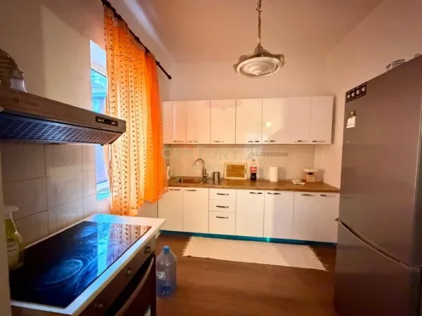 Tirane, jepet me qera apartament 2+1+Ballkon Kati 2, 108 m² 900 € (komuna e parisit)