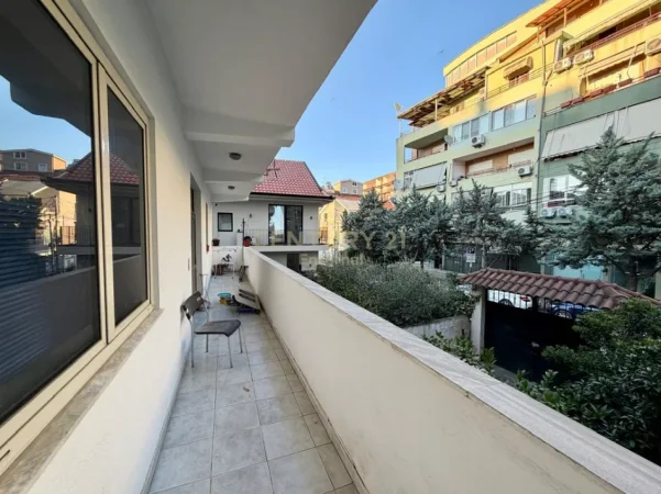 Tirane, jepet me qera apartament 2+1+Ballkon Kati 2, 108 m² 900 € (komuna e parisit)