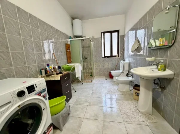 Tirane, jepet me qera apartament 2+1+Ballkon Kati 2, 108 m² 900 € (komuna e parisit)