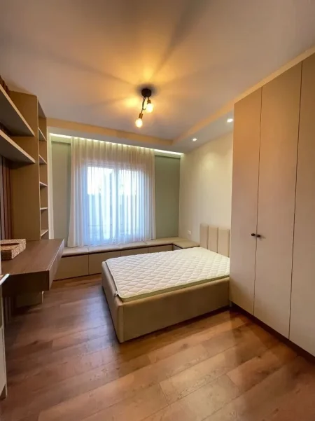 Tirane, jepet me qera apartament 2+1+Ballkon Kati 2, 76 m² 700 € (SELITE)