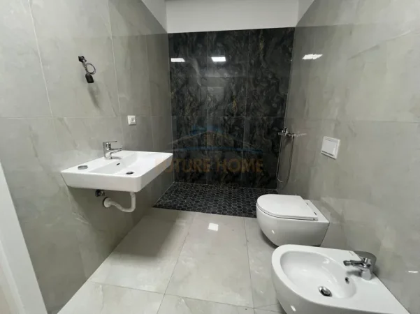 Tirane, jepet me qera ambjent biznesi Kati 0, 160 m² 2.500 € (Rruga e Kavajes, Tiranë)