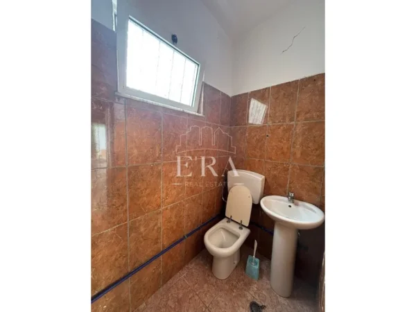 Durres, jepet me qera dyqan Kati 0, 25 m² 350 € (bulevardi kryesor)
