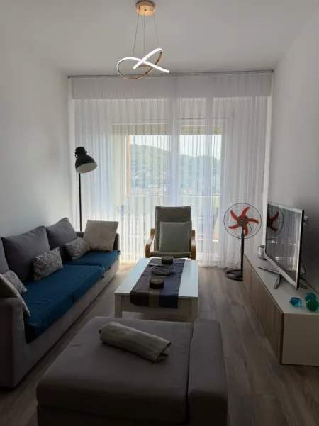 Tirane, jepet me qera apartament 2+1+Aneks+Ballkon Kati 10, 600 € (yzberisht , misto mame , pallatet cabej)