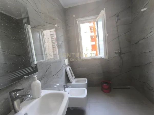 Tirane, jepet me qera apartament 2+1 Kati 3, 106 m² 550 € 