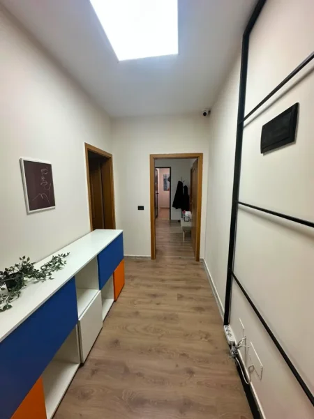 Tirane, jepet me qera zyre Kati 6, 140 m² 2.200 € (BRIGADA 8)