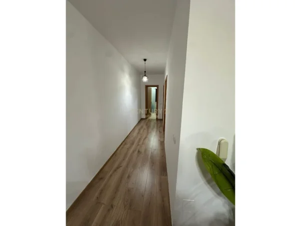 Tirane, jepet me qera apartament 2+1 Kati 3, 110 m² 600 € (Mbikalimi Komunes)