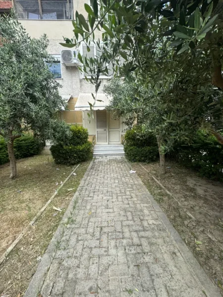 Durres, jepet me qera apartament 2+1 Kati 1, 530 € (hyrja e Durresit)