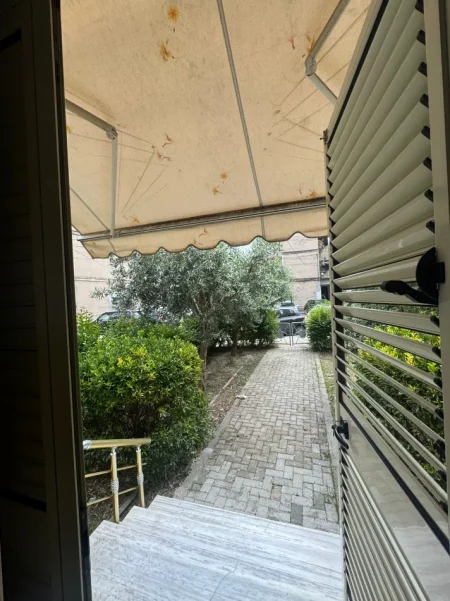 Durres, jepet me qera apartament 2+1 Kati 1, 530 € (hyrja e Durresit)
