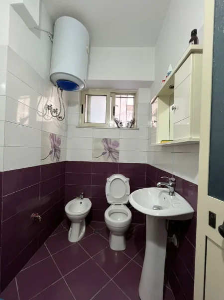 Durres, jepet me qera apartament 2+1 Kati 1, 530 € (hyrja e Durresit)