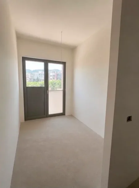Tirane, jepet me qera zyre , 250 m² 2.500 € (Kompleksi Delijorgji)