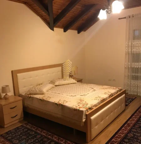 Tirane, jepet me qera apartament 3+1+Ballkon Kati 3, 120 m² 600 € (Xhamllik)