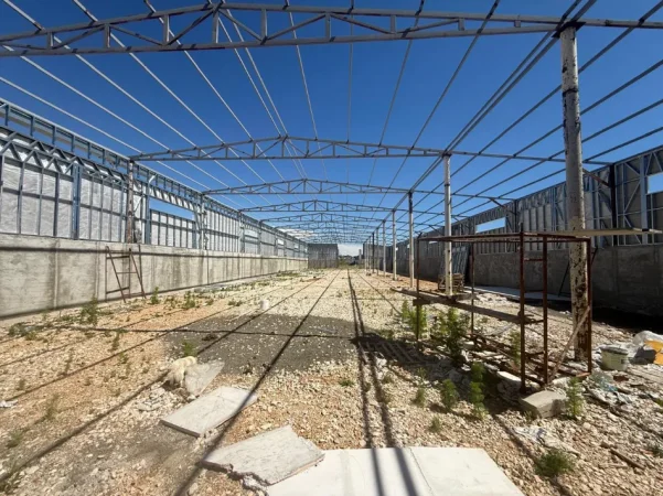Durres, jepet me qera magazine Kati 0, 2.560 m² 3.500 € (autosrada dr tr)