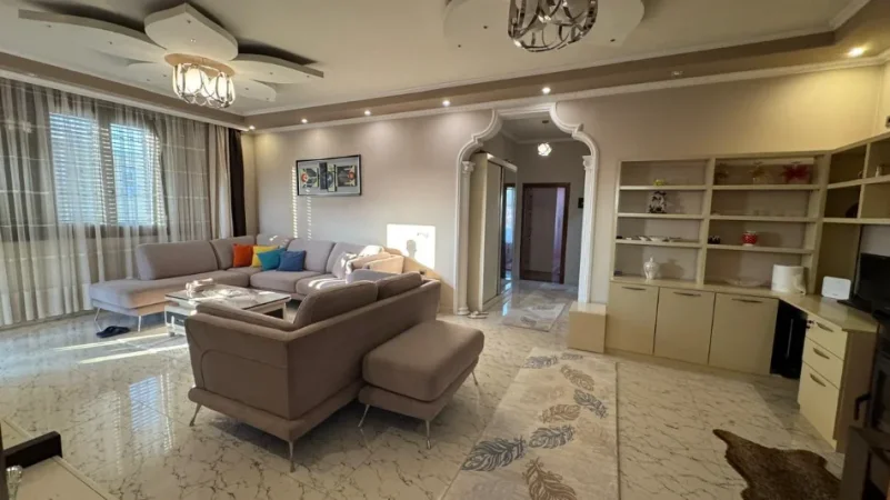Tirane, jepet me qera apartament 2+1+Ballkon Kati 5, 80 m², Kompleksi Golden Park, Cmimi: 60.000 Lekë/Muaj