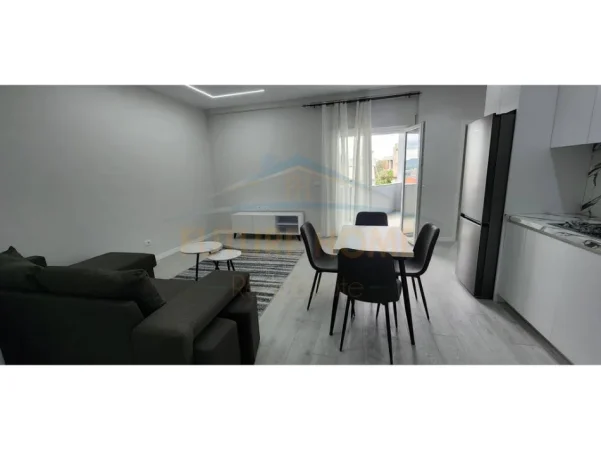 Tirane, jepet me qera apartament 2+1+Ballkon Kati 2, 90 m²550 € (kodra e priftit)